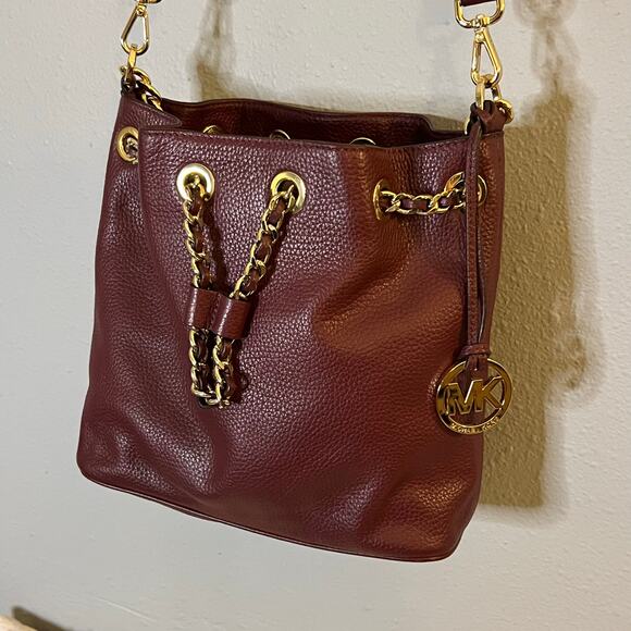 Michael Kors Frankie Pebbled Leather Bucket Shoulder Bag Chain Burgundy Gold - Picture 3 of 10